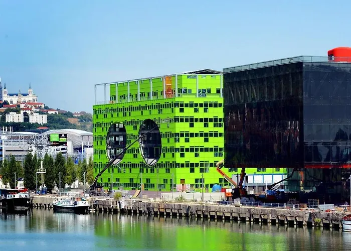 Lyon Confluence - Duplex Au Calme Avec Parking Prive En Option
